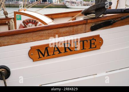 Rouen, France - 17 juin 2023 : plaque nominative de la goélette à trois mâts française 'sécurité' (courte pour Marie-Thérèse) amarrée sur les quais de la Seine Banque D'Images