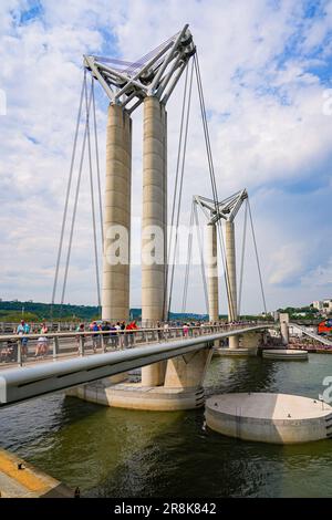 Le pont Gustave Flaubert, enjambant la Seine à Rouen, en Normandie, est un pont vertical qui porte le nom du romancier du 19th siècle qui est né et Banque D'Images