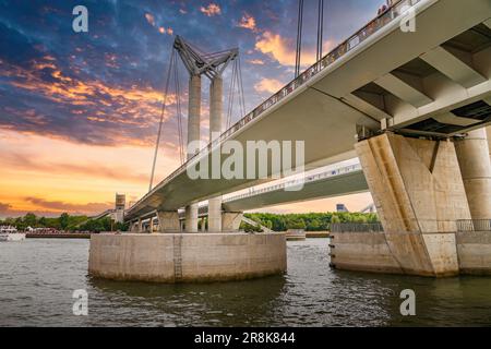 Le pont Gustave Flaubert, enjambant la Seine à Rouen, en Normandie, est un pont vertical qui porte le nom du romancier du 19th siècle qui est né et Banque D'Images