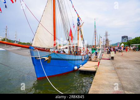 Rouen, France - 17 juin 2023 : bateau à langoustines à coque de chêne français 'tante Fine' amarré sur les quais de Seine à Rouen en Normandie pour l'Armada 2023 Banque D'Images