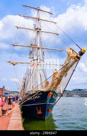 Rouen, France - 17 juin 2023 : goélette hollandaise à trois mâts 'Thalassa' amarrée sur les quais de Seine à Rouen en Normandie pour l'Armada 2023 Banque D'Images