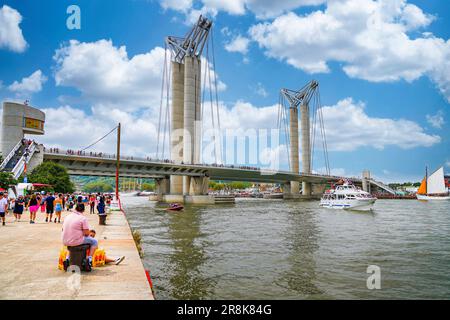 Le pont Gustave Flaubert, enjambant la Seine à Rouen, en Normandie, est un pont vertical qui porte le nom du romancier du 19th siècle qui est né et Banque D'Images