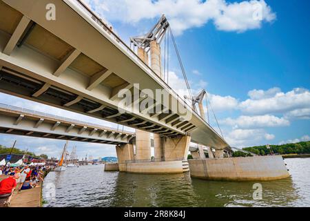 Le pont Gustave Flaubert, enjambant la Seine à Rouen, en Normandie, est un pont vertical qui porte le nom du romancier du 19th siècle qui est né et Banque D'Images