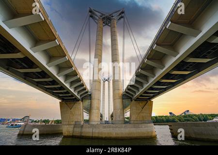 Le pont Gustave Flaubert, enjambant la Seine à Rouen, en Normandie, est un pont vertical qui porte le nom du romancier du 19th siècle qui est né et Banque D'Images