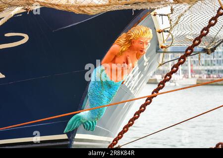 Rouen, France - 17 juin 2023 : figurine de sirène de la goélette hollandaise à trois mâts 'Thalassa' amarrée sur les quais de Seine à Rouen en Normandie Banque D'Images