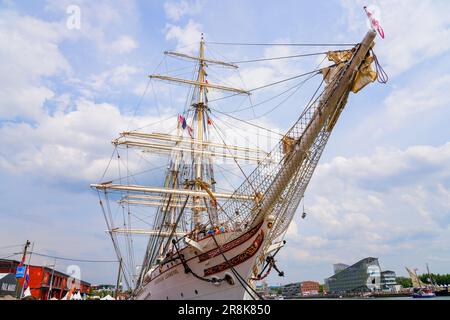 Rouen, France - 17 juin 2023: Barque norvégienne à trois mâts 'Statsraad Lehmkuhl' amarrée sur les quais de Seine à Rouen en Normandie pour l'Armada Banque D'Images