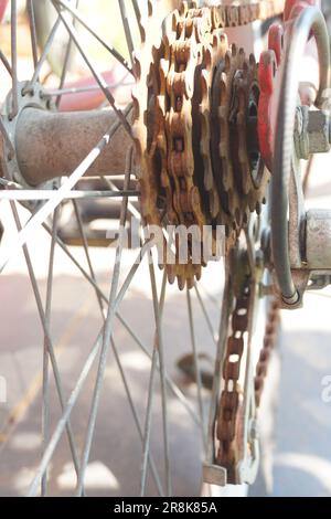 chaîne de vélo rouillée, jamais entretenue Banque D'Images