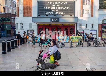 Londres, Royaume-Uni. 20th juin 2023. Hommage à la génération Windrush, marquant 75 ans après le premier amarrage d'un navire immigré au quai de Tilbury, HMT Empire Windrush est vu au cinéma rity de Brixton. La génération de Windrush sont surtout des Afro-Caraïbes qui sont arrivés entre 1948 et le début de 1970s dans la première grande vague d'immigrants noirs au Royaume-Uni Credit: SOPA Images Limited/Alay Live News Banque D'Images