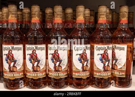 Andernach Germany 04.01.2020 magasin de vins et spiritueux, bouteilles avec Whiskey droit Captain Morgan épicé Gold avec enseigne. Banque D'Images