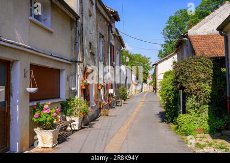 Ancienne rue résidentielle de Crécy la Chapelle, un village du département français de Seine et Marne dans la région de Paris souvent surnommé « petite Venise de BR Banque D'Images