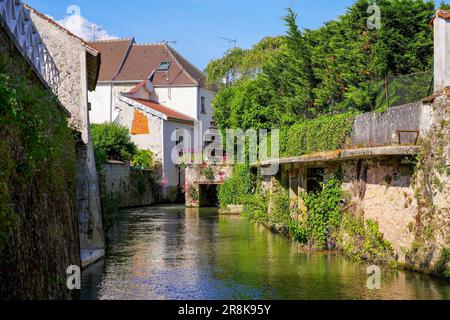 Ancienne roue désaffecée du Moulin Bichat (moulin à eau de Bichat) sur le Grand Morin à Crécy la Chapelle, village de Seine et Marne en région parisienne Banque D'Images