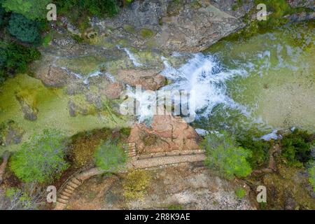 Zenithal vue aérienne du péage de Vidre dans la rivière Algars, dans les ports d'Els / Parc naturel de Los Puertos, avec un grand débit après de fortes pluies Banque D'Images