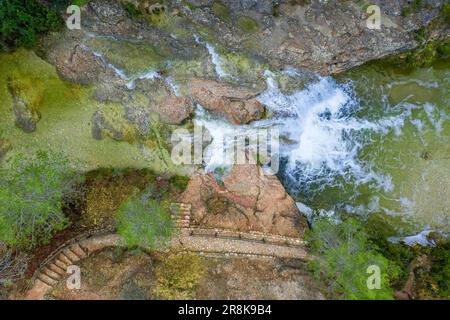 Zenithal vue aérienne du péage de Vidre dans la rivière Algars, dans les ports d'Els / Parc naturel de Los Puertos, avec un grand débit après de fortes pluies Banque D'Images