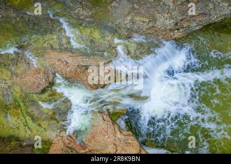 Zenithal vue aérienne du péage de Vidre dans la rivière Algars, dans les ports d'Els / Parc naturel de Los Puertos, avec un grand débit après de fortes pluies Banque D'Images