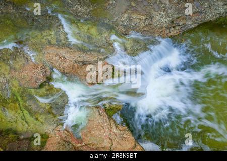 Zenithal vue aérienne du péage de Vidre dans la rivière Algars, dans les ports d'Els / Parc naturel de Los Puertos, avec un grand débit après de fortes pluies Banque D'Images