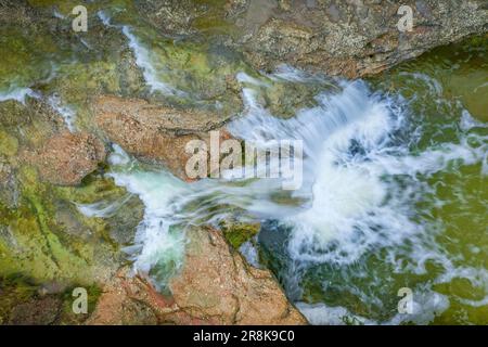 Zenithal vue aérienne du péage de Vidre dans la rivière Algars, dans les ports d'Els / Parc naturel de Los Puertos, avec un grand débit après de fortes pluies Banque D'Images