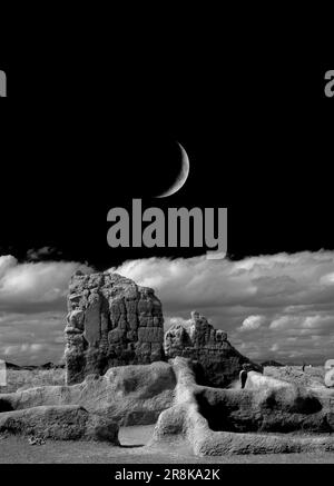 Lever de lune au-dessus du monument national de Casa Grande Ruins du Hohokam pré-colombien des Américains natifs en Arizona USA infrarouge noir et blanc Banque D'Images