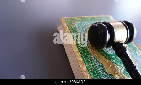 Gavel et Quran avec espace de copie. Sharia ou concept de loi islamique Banque D'Images