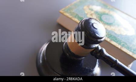 Gavel et Quran avec espace de copie. Sharia ou concept de loi islamique Banque D'Images