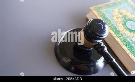 Gavel et Quran avec espace de copie. Sharia ou concept de loi islamique Banque D'Images