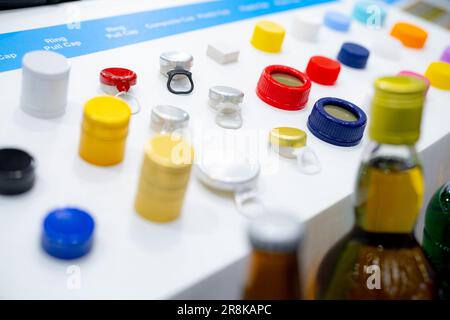 Concept d'emballage des bouchons. Conception de l'emballage des bouchons et bouchons de flacons. Bouchons à vis. Bouchon à anneau et capuchon composite. Divers produits Cap. Bouchons de bouteille Banque D'Images