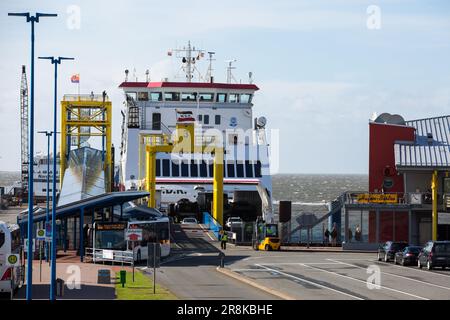 Ferry de Wyker Dampfschiffs-Reederei Foehr-Amrum (WDR) vu au port de Dagebüll. Le district de Dagebüll Hafen (port de Dagebüll) est situé directement sur les rives de la mer des Wadden. Le port assure des liaisons régulières en ferry vers les charmantes îles de Foehr et d'Amrum. Banque D'Images