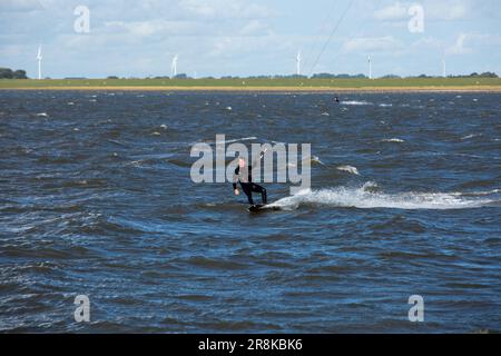 Un kite surfeur passe les vagues près du port de Dagebüll. Le district de Dagebüll Hafen (port de Dagebüll) est situé directement sur les rives de la mer des Wadden. Le port assure des liaisons régulières en ferry vers les charmantes îles de Foehr et d'Amrum. (Photo par Karol Serewis/SOPA Images/Sipa USA) crédit: SIPA USA/Alay Live News Banque D'Images