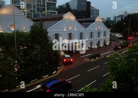 Personnes entrant dans l'hôtel Warehouse sur Havelock Road, Singapour, au crépuscule. Pas de MR ou PR Banque D'Images