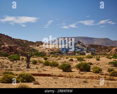 Tafraoute, Maroc - 05 17 2016: Les célèbres rochers colorés peints près de Tafraoute dans les montagnes de l'anti Atlas du Maroc sont un lieu de voyage populaire Banque D'Images