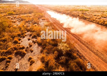 Vue aérienne d'un véhicule à moteur voyageant sur une route de terre, Pilbara, Australie occidentale Banque D'Images