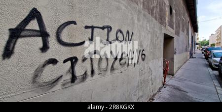 Graffiti lisant "Civic action" peint sur un mur, Lyon, France Banque D'Images