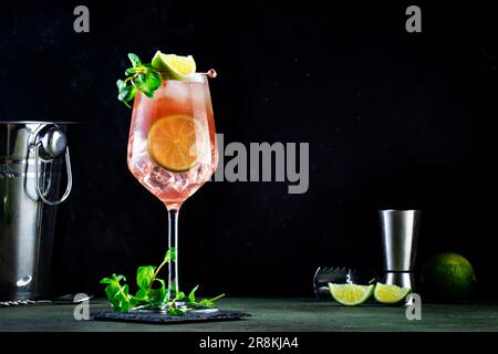 Mule française, boisson alcoolisée à cocktail avec vodka, orange, citron vert, bière au gingembre, sirop, jus et glace à la menthe. Arrière-plan sombre Banque D'Images