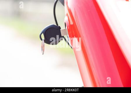 la clé est insérée dans le trou de serrure sur le cadre du e-bike à l'extérieur au soleil Banque D'Images