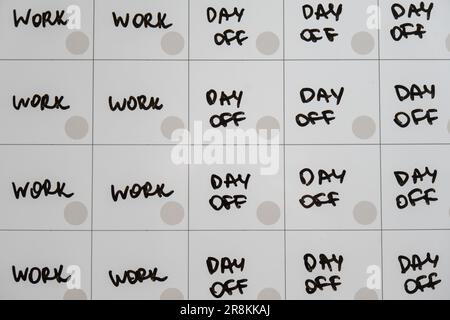 Tableau magnétique écrivant un calendrier de semaine de travail de 4 jours avec trois jours de congé le week-end concept de semaine de travail de quatre jours. Une approche moderne qui fait des affaires une semaine de travail courte. Efficacité des employés. Productivité et efficacité Banque D'Images