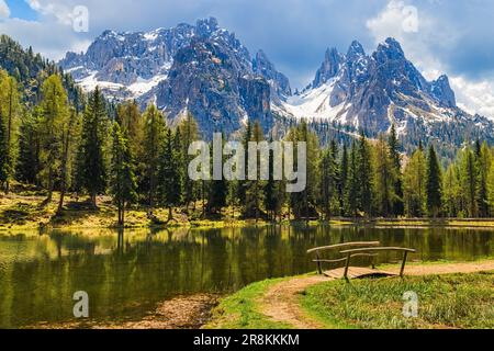 Lac Antorno (Lago d'Antorno), un petit lac de montagne dans les Dolomites italiens. Il est situé au nord de la province de Belluno, près de la ville de mis Banque D'Images