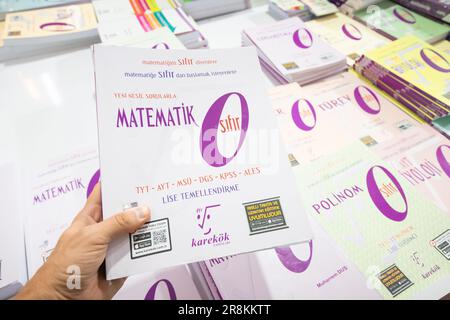 28 octobre 2022: Antalya, Turquie: Manuels de mathématiques scolaires turcs dans le magasin Banque D'Images