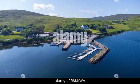 Village de Voe dans le centre de l'île des Shetland au large de la côte nord de l'Écosse. VOE abrite un boulanger, une marina et une taverne. Banque D'Images