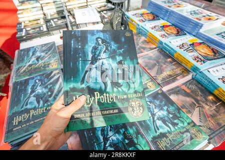 28 octobre 2022: Antalya, Turquie: Livre Harry Potter en main à la foire du livre turc Banque D'Images