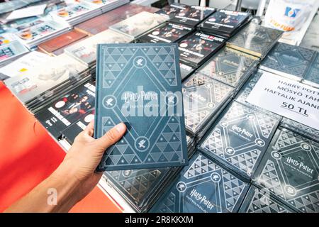 28 octobre 2022: Antalya, Turquie: Livre Harry Potter en main à la foire du livre turc Banque D'Images