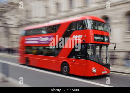 Photo du dossier datée du 22/03/14 d'un autobus de Londres, dans le centre de Londres, comme un soutien financier soutenu pour les services d'autobus en Angleterre est vital, a averti le président du Comité spécial des transports. Iain Stewart s'est félicité de l'annonce faite par le gouvernement en mai de fonds supplémentaires jusqu'en 2025, mais a demandé plus de certitude au-delà de cette date. Date de publication : jeudi 22 juin 2023. Banque D'Images