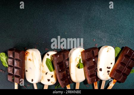 Pop-glaces au chocolat et à la vanille, cacao brun foncé classique et crème glacée au lait. Pile de plusieurs succes de glace plat plat vue du dessus co Banque D'Images