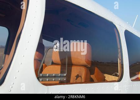 Un petit avion ancien se trouve à l'aéroport de la ville de Dniepr Banque D'Images