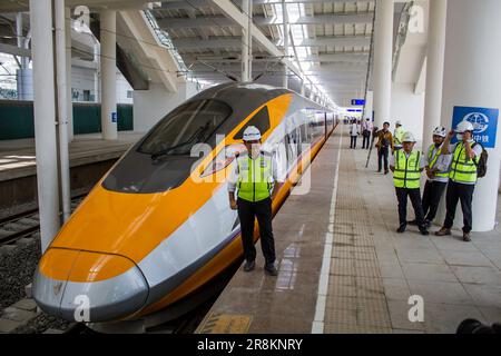 Bandung, Java-Ouest, Indonésie. 22nd juin 2023. Train d'inspection complet (CIT) vu à la gare de Tegalluar à Bandung. Le train à grande vitesse Jakarta-Bandung (KCJB) devrait être opérationnel à la mi-août. L'opérateur prétend que le projet est maintenant terminé à 91 %. Au cours du dernier essai, le train a atteint la vitesse maximale de 385 kilomètres à l'heure. (Credit image: © Algi Febri Sugita/ZUMA Press Wire) USAGE ÉDITORIAL SEULEMENT! Non destiné À un usage commercial ! Banque D'Images