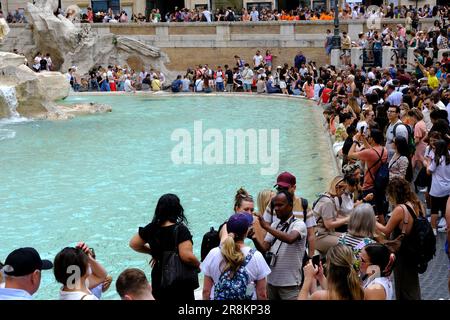 Des foules se rassemblent autour de la fontaine de Trevi à Rome, en Italie Banque D'Images