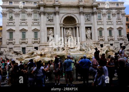 Des foules se rassemblent autour de la fontaine de Trevi à Rome, en Italie Banque D'Images