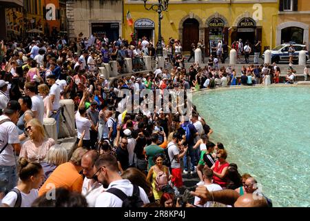 Des foules se rassemblent autour de la fontaine de Trevi à Rome, en Italie Banque D'Images