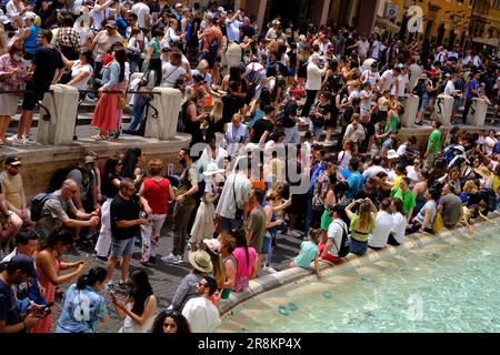 Des foules se rassemblent autour de la fontaine de Trevi à Rome, en Italie Banque D'Images