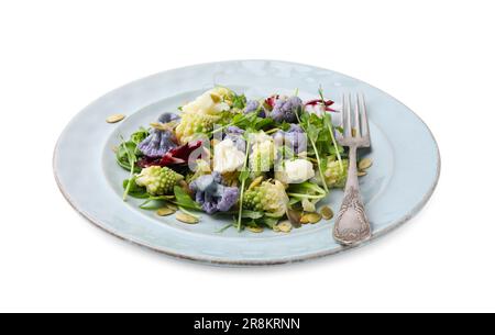 Salade délicieuse aux graines de chou-fleur et de citrouille isolées sur du blanc Banque D'Images