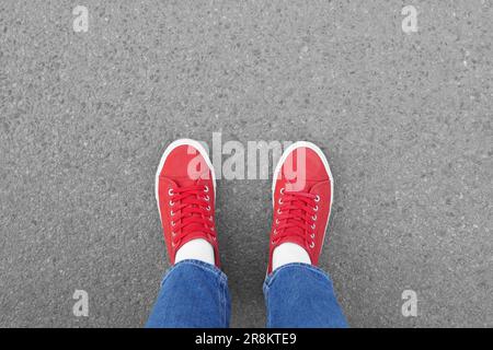 Femme en chaussures de ville élégantes sur asphalte, vue de dessus Banque D'Images