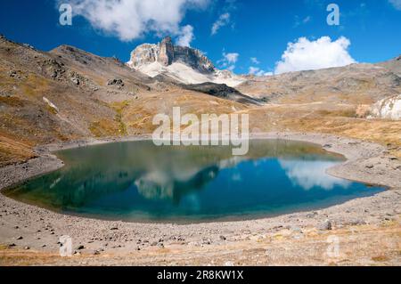 Lac rond partie des lacs de Sainte Marguerite avec le sommet du cheval blanc en arrière-plan, haute-Maurienne, chaîne de montagnes du Thabor, France Banque D'Images